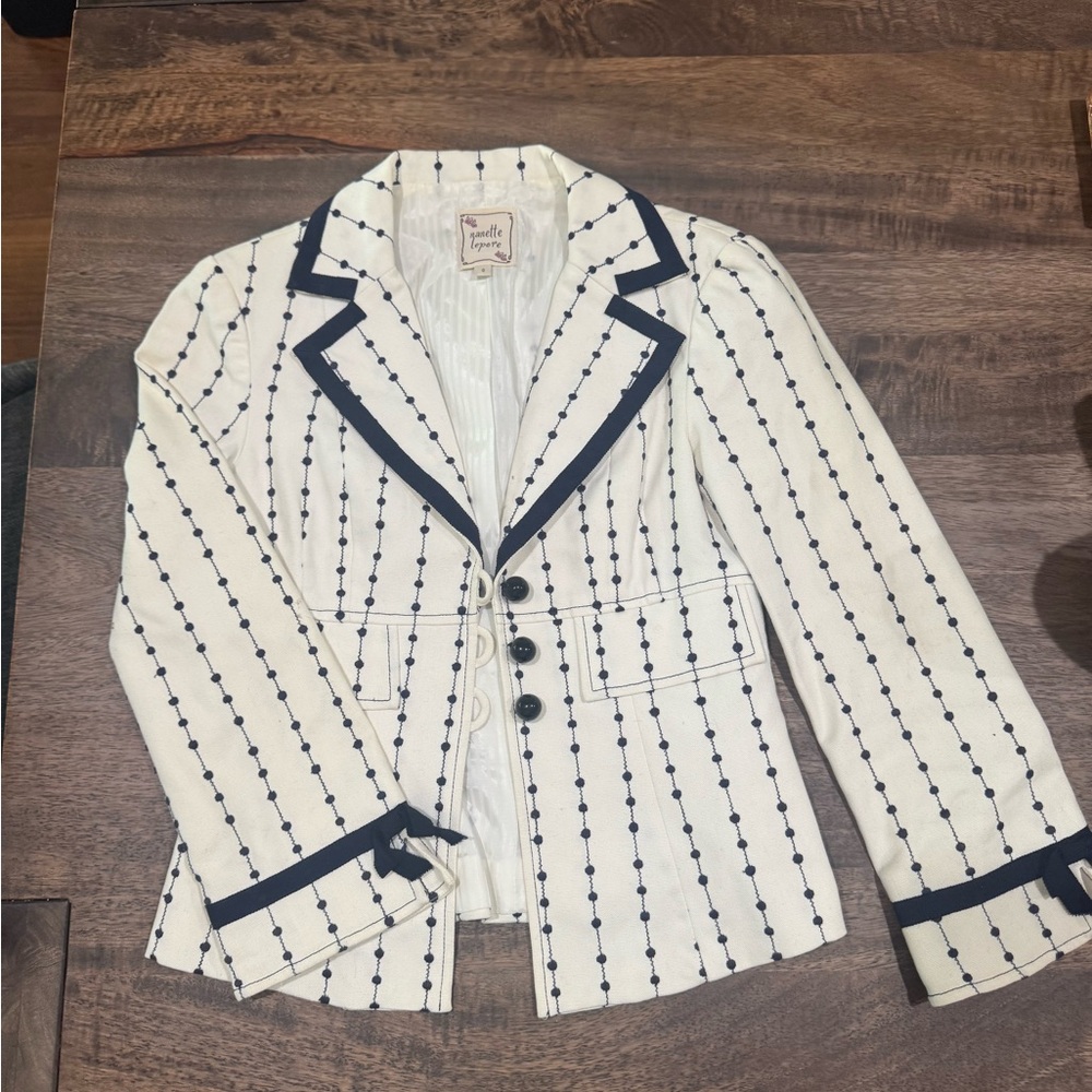 Nanette Lenore white and navy tailored blazer, Size 0, navy polka dot design - Picture 4 of 11
